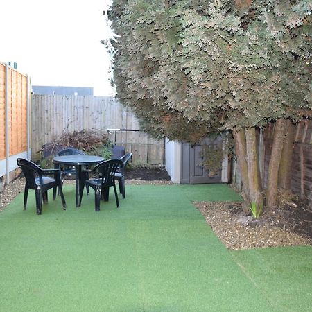 2 Bedroom Apartment, Fortescue Road Londres Exterior foto